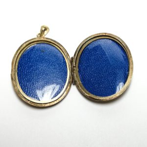 9ct Gold Patterned Oval Locket (1977)