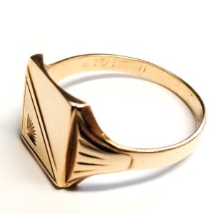 9ct Gold Square Patterned Signet Ring (London 1968)