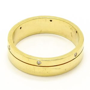 18ct Gold Band Ring With Diamond Detail