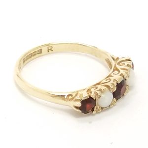 Vintage 9ct Gold Garnet & Opal 5 Stone Ring
